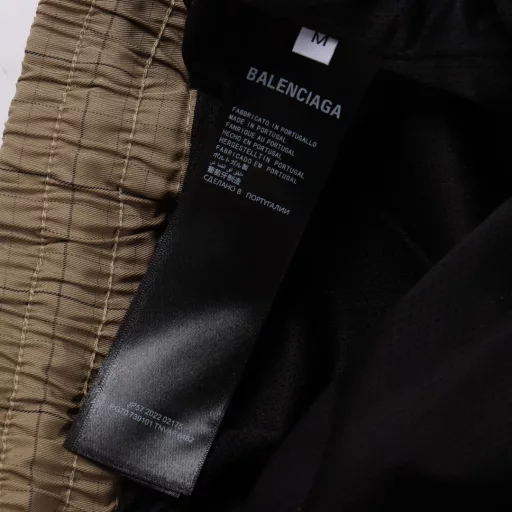 Balenciaga Plaid Letter Embroidered ShortsThe fabric is made of custom woven fabric, which is dyed and then etched. It is treated with silky and ultra-soft treatment in comparison with the original. The texture of the fabric is clear and obvious, the drape is excellent, and the workmanship is exquisite and reaches the export standard. There are 4.5 stitches per centimeter, and each seam is pressed with visible lines. The lines are neat and standard like a ruler. The woven cotton ribbon is tightly woven and soft to the touch. The embroidery process uses the Behringer embroidery machine, which makes the embroidery color fuller and the embroidery more three-dimensional. The pattern has a good effect on the body. It is the same style for men and women, simple and versatile. It is a heavy-duty item for purchasing, and you can compare any quality on the market at will!