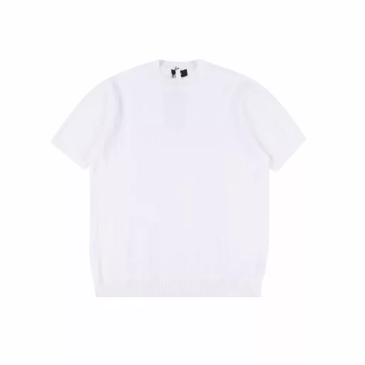 Fendi Double F Sellerid Full Print Knit Short Sleeve T-shirtOriginally purchased, made of high-quality pure cotton 14s fine knitted pieces, German imported jacquard machine woven pieces. Computer scanned and drawn the letter pattern on the chest. Jacquard uses imported high-quality cotton yarn textiles to form a jacquard pattern structure with warp and weft interlaced. The warp and weft structure changes during fabric weaving to form a pattern, and the pattern is exquisite and delicate. The fabric is made of extremely fine woven pieces, which has a soft touch and is not easy to deform after stretching after special washing. The overall texture is delicate and smooth, with good gloss and high breathability. The splicing of the armhole and the body is treated with fine needle reduction instead of direct sewing, which consumes more time but has a stronger sense of detail. The yarn itself is ductile, and the upper body has a sense of drape without tightness and body wrapping. The subsequent washing treatment of the yarn softens the touch of the woven piece while still retaining the original sense of width.