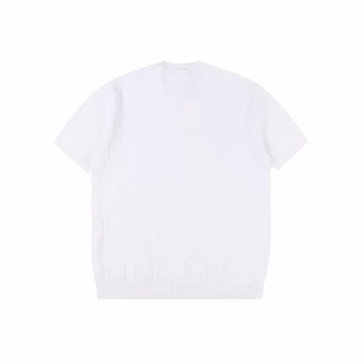 Fendi Double F Sellerid Full Print Knit Short Sleeve T-shirtOriginally purchased, made of high-quality pure cotton 14s fine knitted pieces, German imported jacquard machine woven pieces. Computer scanned and drawn the letter pattern on the chest. Jacquard uses imported high-quality cotton yarn textiles to form a jacquard pattern structure with warp and weft interlaced. The warp and weft structure changes during fabric weaving to form a pattern, and the pattern is exquisite and delicate. The fabric is made of extremely fine woven pieces, which has a soft touch and is not easy to deform after stretching after special washing. The overall texture is delicate and smooth, with good gloss and high breathability. The splicing of the armhole and the body is treated with fine needle reduction instead of direct sewing, which consumes more time but has a stronger sense of detail. The yarn itself is ductile, and the upper body has a sense of drape without tightness and body wrapping. The subsequent washing treatment of the yarn softens the touch of the woven piece while still retaining the original sense of width.