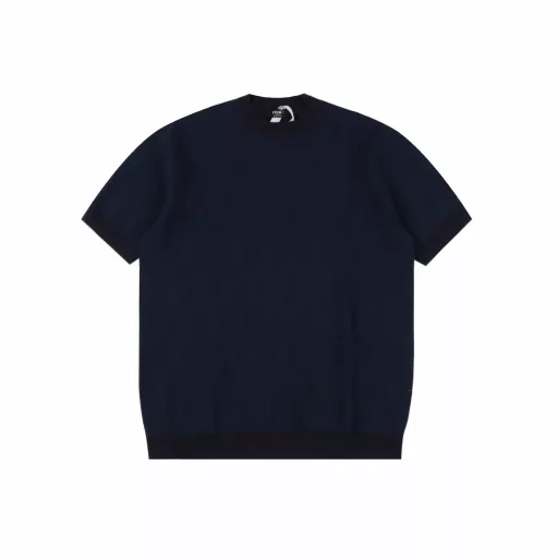 Fendi Double F Sellerid Full Print Knit Short Sleeve T-shirtOriginally purchased, made of high-quality pure cotton 14s fine knitted pieces, German imported jacquard machine woven pieces. Computer scanned and drawn the letter pattern on the chest. Jacquard uses imported high-quality cotton yarn textiles to form a jacquard pattern structure with warp and weft interlaced. The warp and weft structure changes during fabric weaving to form a pattern, and the pattern is exquisite and delicate. The fabric is made of extremely fine woven pieces, which has a soft touch and is not easy to deform after stretching after special washing. The overall texture is delicate and smooth, with good gloss and high breathability. The splicing of the armhole and the body is treated with fine needle reduction instead of direct sewing, which consumes more time but has a stronger sense of detail. The yarn itself is ductile, and the upper body has a sense of drape without tightness and body wrapping. The subsequent washing treatment of the yarn softens the touch of the woven piece while still retaining the original sense of width.