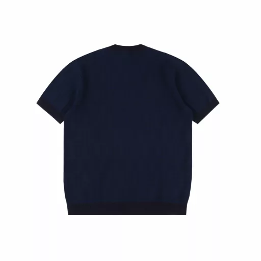 Fendi Double F Sellerid Full Print Knit Short Sleeve T-shirtOriginally purchased, made of high-quality pure cotton 14s fine knitted pieces, German imported jacquard machine woven pieces. Computer scanned and drawn the letter pattern on the chest. Jacquard uses imported high-quality cotton yarn textiles to form a jacquard pattern structure with warp and weft interlaced. The warp and weft structure changes during fabric weaving to form a pattern, and the pattern is exquisite and delicate. The fabric is made of extremely fine woven pieces, which has a soft touch and is not easy to deform after stretching after special washing. The overall texture is delicate and smooth, with good gloss and high breathability. The splicing of the armhole and the body is treated with fine needle reduction instead of direct sewing, which consumes more time but has a stronger sense of detail. The yarn itself is ductile, and the upper body has a sense of drape without tightness and body wrapping. The subsequent washing treatment of the yarn softens the touch of the woven piece while still retaining the original sense of width.