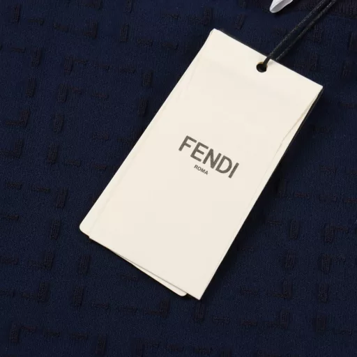 Fendi Double F Sellerid Full Print Knit Short Sleeve T-shirtOriginally purchased, made of high-quality pure cotton 14s fine knitted pieces, German imported jacquard machine woven pieces. Computer scanned and drawn the letter pattern on the chest. Jacquard uses imported high-quality cotton yarn textiles to form a jacquard pattern structure with warp and weft interlaced. The warp and weft structure changes during fabric weaving to form a pattern, and the pattern is exquisite and delicate. The fabric is made of extremely fine woven pieces, which has a soft touch and is not easy to deform after stretching after special washing. The overall texture is delicate and smooth, with good gloss and high breathability. The splicing of the armhole and the body is treated with fine needle reduction instead of direct sewing, which consumes more time but has a stronger sense of detail. The yarn itself is ductile, and the upper body has a sense of drape without tightness and body wrapping. The subsequent washing treatment of the yarn softens the touch of the woven piece while still retaining the original sense of width.