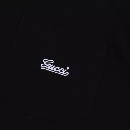 GUC embroidered pocket short-sleeved POLO shirtOriginal purchase and development, the fabric is 210g original custom cotton, imported machine signature embroidery on the chest, signature font embroidery, patch pocket craftsmanship, upright upper body, dropped shoulder OS wide version. Auxiliary red label hand-sewn label, the whole garment is hemmed and striped inside. Restore the original. Same style for men and women.