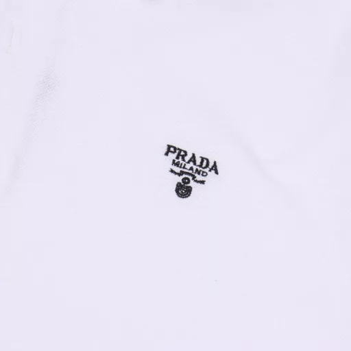 Prada PRD black-edged inverted triangle embroidered short-sleeved POLO shirtAuthentic product purchased and developed, using 40-count double-strand fine cotton pique fabric, customized jacquard flat machine mercerized cotton rib, fabric fermentation washing, imported machine embroidery, customized accessories, and a fitted version