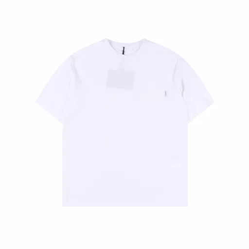 Prada PRD label pocket short-sleeved T-shirtCustomized mercerized hydrogen-oxygen liquid ammonia double-sided satin, Prada label hot-stamped on the pocket, fixed on the pocket of the clothing by heat-pressing transfer technology, neat and beautiful, the fabrics have been washed, the texture is better, not easy to deform, shrink, fade, customized accessories, fit version