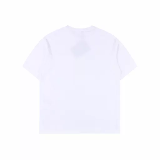Prada PRD label pocket short-sleeved T-shirtCustomized mercerized hydrogen-oxygen liquid ammonia double-sided satin, Prada label hot-stamped on the pocket, fixed on the pocket of the clothing by heat-pressing transfer technology, neat and beautiful, the fabrics have been washed, the texture is better, not easy to deform, shrink, fade, customized accessories, fit version