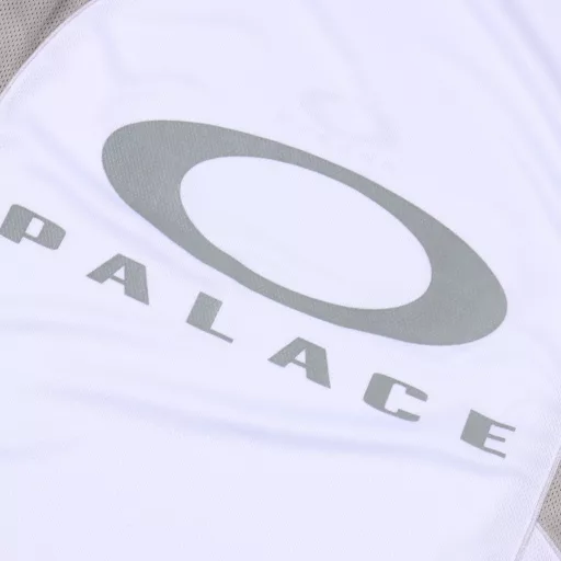 PALACE ✖️Oakley 25SS co-branded reflective mesh short-sleeved shirtTECH JERSEY 3m reflective logo splicing quick-drying retro jersey short-sleeved T-shirtMesh quick-drying fabric Retro color matching splicing Fabric slightly elastic Breathable and quick-drying No shrinkage or deformation 3M reflective print design on the front and backIt is a good choice for daily wear or sports and fitness!