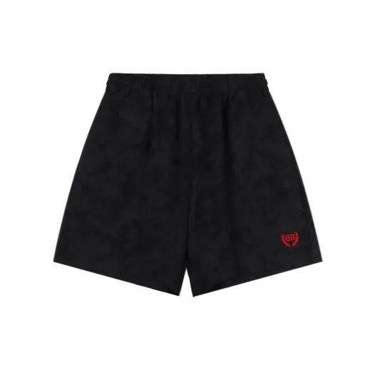 Balenciaga Red Label Embroidered Black Sports ShortsThe fabric uses special perspiration technology to allow sweat to quickly contact the air, thereby helping the body stay dry and improving the comfort of wearing. The texture is soft and comfortable to the touch. It can fit the body when worn and reduce friction. It is made of high-elastic material, so it has good elasticity and can adapt to various movements of the body, and it is not easy to feel restrained when worn.The matte needle embroidery process is an embroidery technique characterized by the use of specific needles and line widths during the embroidery process to make the embroidered letters present a matte effect. The process focuses more on controlling the reflection and scattering of light to achieve a matte effect, and the embroidery effect has smooth and delicate lines.The ready-made garment is dyed by stone grinding and tumbling in the dye. The fabric is slightly whitish after frying the sand, changing the original fabric color to present a nostalgic color with different shades.