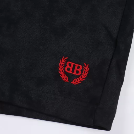 Balenciaga Red Label Embroidered Black Sports ShortsThe fabric uses special perspiration technology to allow sweat to quickly contact the air, thereby helping the body stay dry and improving the comfort of wearing. The texture is soft and comfortable to the touch. It can fit the body when worn and reduce friction. It is made of high-elastic material, so it has good elasticity and can adapt to various movements of the body, and it is not easy to feel restrained when worn.The matte needle embroidery process is an embroidery technique characterized by the use of specific needles and line widths during the embroidery process to make the embroidered letters present a matte effect. The process focuses more on controlling the reflection and scattering of light to achieve a matte effect, and the embroidery effect has smooth and delicate lines.The ready-made garment is dyed by stone grinding and tumbling in the dye. The fabric is slightly whitish after frying the sand, changing the original fabric color to present a nostalgic color with different shades.