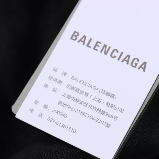 Balenciaga Red Label Embroidered Black Sports ShortsThe fabric uses special perspiration technology to allow sweat to quickly contact the air, thereby helping the body stay dry and improving the comfort of wearing. The texture is soft and comfortable to the touch. It can fit the body when worn and reduce friction. It is made of high-elastic material, so it has good elasticity and can adapt to various movements of the body, and it is not easy to feel restrained when worn.The matte needle embroidery process is an embroidery technique characterized by the use of specific needles and line widths during the embroidery process to make the embroidered letters present a matte effect. The process focuses more on controlling the reflection and scattering of light to achieve a matte effect, and the embroidery effect has smooth and delicate lines.The ready-made garment is dyed by stone grinding and tumbling in the dye. The fabric is slightly whitish after frying the sand, changing the original fabric color to present a nostalgic color with different shades.