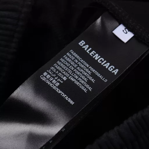 Balenciaga Red Label Embroidered Black Sports ShortsThe fabric uses special perspiration technology to allow sweat to quickly contact the air, thereby helping the body stay dry and improving the comfort of wearing. The texture is soft and comfortable to the touch. It can fit the body when worn and reduce friction. It is made of high-elastic material, so it has good elasticity and can adapt to various movements of the body, and it is not easy to feel restrained when worn.The matte needle embroidery process is an embroidery technique characterized by the use of specific needles and line widths during the embroidery process to make the embroidered letters present a matte effect. The process focuses more on controlling the reflection and scattering of light to achieve a matte effect, and the embroidery effect has smooth and delicate lines.The ready-made garment is dyed by stone grinding and tumbling in the dye. The fabric is slightly whitish after frying the sand, changing the original fabric color to present a nostalgic color with different shades.