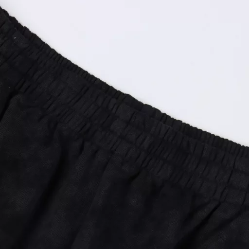 Balenciaga Red Label Embroidered Black Sports ShortsThe fabric uses special perspiration technology to allow sweat to quickly contact the air, thereby helping the body stay dry and improving the comfort of wearing. The texture is soft and comfortable to the touch. It can fit the body when worn and reduce friction. It is made of high-elastic material, so it has good elasticity and can adapt to various movements of the body, and it is not easy to feel restrained when worn.The matte needle embroidery process is an embroidery technique characterized by the use of specific needles and line widths during the embroidery process to make the embroidered letters present a matte effect. The process focuses more on controlling the reflection and scattering of light to achieve a matte effect, and the embroidery effect has smooth and delicate lines.The ready-made garment is dyed by stone grinding and tumbling in the dye. The fabric is slightly whitish after frying the sand, changing the original fabric color to present a nostalgic color with different shades.