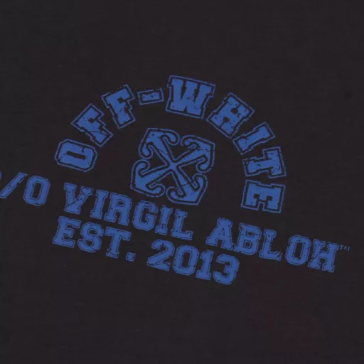 OFF WHITE CO VIRGIL 24ss Anchor Blue Letter Printed Washed Short SleevesAll fabrics and threads are custom-woven and custom-dyed. All fabric colors are custom-dyed after color card comparison. Retro printed washed distressed short sleeves. Gender-neutral loose silhouette cut. 280g weight fabric. Printing is done with Japanese mimaki printing machine. No edges or burrs. Inkjet printing, hot pressing and cold tearing. Anti-scratch ironing through fabric texture. Printing does not fog. It adds a sense of hierarchy to the simple design. The washing label is also custom-made by the company according to the original font. The accessories are still the correct accessories for the whole line.