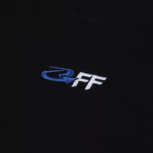 OFF WHITE CO VIRGIL 24ss OFF blue arrow letter embroidered short sleevesAll fabrics and threads are custom-woven and dyed. All fabric colors are matched with color cards and dyed fabrics without any color difference. 240g weight, 100 cotton jersey, jersey: a thin knitted fabric (the fabric of ordinary full-length short sleeves), because of its strong hygroscopicity, it is used on warp knitting or weft knitting machines. Plain needles, loops, threads, jacquards and other organizations are woven into single-sided or double-sided fabrics. The unpretentious casual technique makes this texture very street, and it has a more visual sense of hierarchy than the conventional arrow logo. The specially stylized single product T-shirt naturally has a high degree of recognition. The labeling is significant and the personality is strong enough. It is the first wave of spring clothing. It has a classic OS style and is made of heavy craftsmanship and high quality. The craftsmanship uses imported embroidery machines with a precision of up to 120,000 needles. The overall stitches are fine and the texture is consistent, which adds a sense of hierarchy to the simple design. The washing label is also customized according to the original font. The auxiliary materials still use the correct auxiliary materials of the whole line. The rectangular woven collar label design has replaced the previous three-dimensional silicone feel font with a full woven collar label. Fluorescent fonts can be seen on the collar label. The five-link silicone hangtag, the three-link washing label and the zebra crossing packaging line are still the same.