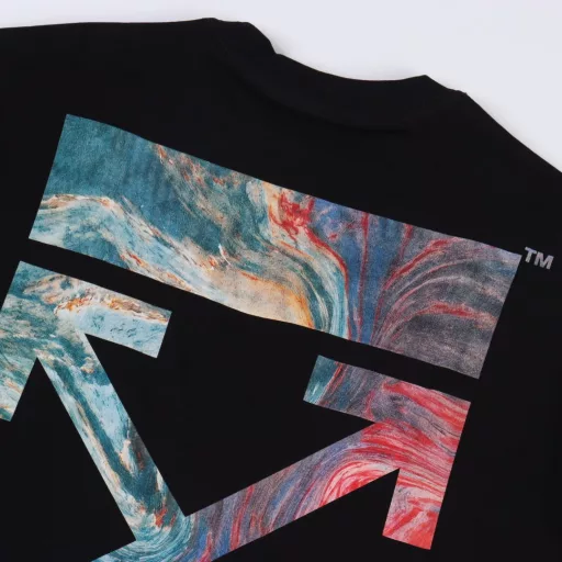 OFF WHITE CO VIRGIL 19ss color dye arrow print short sleevesAll fabrics and threads are custom-woven and custom-dyed. All fabric colors are custom-dyed after color comparison with color cards, without any color difference. 240g weight, 100 cotton jersey, jersey: a thin knitted fabric (the fabric of ordinary full-length short sleeves), because of its strong hygroscopicity, it is used on warp knitting or weft knitting machines. Plain needles, loops, threads, jacquards and other organizations are woven into single-sided or double-sided fabrics. The casual technique is not artificial. This texture is very street, and it has a more visual sense of hierarchy than the conventional arrow logo. The specially stylized single product T-shirt naturally has a high degree of recognition, with significant labeling and enough personality. It is the first wave of spring clothing. The main push, classic OS version, heavy craftsmanship and high quality, 3 sets of front plates, 12 sets of back screen plates, 160 mesh fabric weighs 220 grams, modified for half a month, a total of 20 plates, printing with Japanese mimaki printing machine, no edge or burr, inkjet printing, hot pressing and cold tearing, through the fabric texture anti-scratch ironing operation, printing does not fog, adding a sense of hierarchy to the simple design, the washing label is also customized according to the original font to find a company, the auxiliary materials are still the correct auxiliary materials of the whole line, the rectangular woven collar label design, the previous three-dimensional silicone feel font is cancelled and replaced with a full woven collar label, the collar label part can see the fluorescent font, the five-link silicone hang tag, the three-link washing label and the zebra crossing packaging line are still