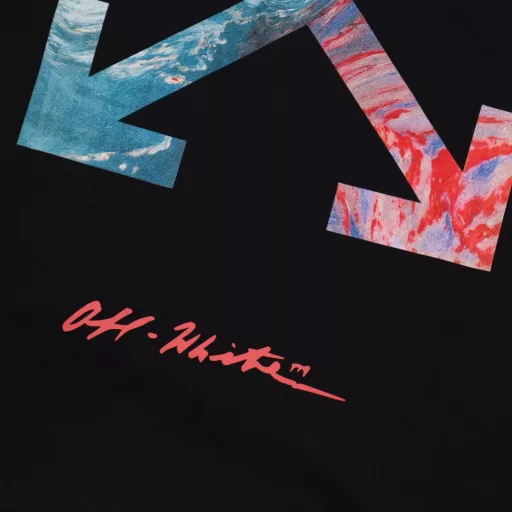 OFF WHITE CO VIRGIL 19ss color dye arrow print short sleevesAll fabrics and threads are custom-woven and custom-dyed. All fabric colors are custom-dyed after color comparison with color cards, without any color difference. 240g weight, 100 cotton jersey, jersey: a thin knitted fabric (the fabric of ordinary full-length short sleeves), because of its strong hygroscopicity, it is used on warp knitting or weft knitting machines. Plain needles, loops, threads, jacquards and other organizations are woven into single-sided or double-sided fabrics. The casual technique is not artificial. This texture is very street, and it has a more visual sense of hierarchy than the conventional arrow logo. The specially stylized single product T-shirt naturally has a high degree of recognition, with significant labeling and enough personality. It is the first wave of spring clothing. The main push, classic OS version, heavy craftsmanship and high quality, 3 sets of front plates, 12 sets of back screen plates, 160 mesh fabric weighs 220 grams, modified for half a month, a total of 20 plates, printing with Japanese mimaki printing machine, no edge or burr, inkjet printing, hot pressing and cold tearing, through the fabric texture anti-scratch ironing operation, printing does not fog, adding a sense of hierarchy to the simple design, the washing label is also customized according to the original font to find a company, the auxiliary materials are still the correct auxiliary materials of the whole line, the rectangular woven collar label design, the previous three-dimensional silicone feel font is cancelled and replaced with a full woven collar label, the collar label part can see the fluorescent font, the five-link silicone hang tag, the three-link washing label and the zebra crossing packaging line are still
