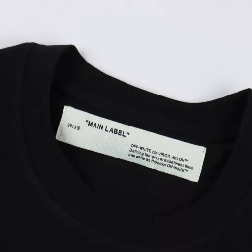 OFF WHITE CO VIRGIL 19ss color dye arrow print short sleevesAll fabrics and threads are custom-woven and custom-dyed. All fabric colors are custom-dyed after color comparison with color cards, without any color difference. 240g weight, 100 cotton jersey, jersey: a thin knitted fabric (the fabric of ordinary full-length short sleeves), because of its strong hygroscopicity, it is used on warp knitting or weft knitting machines. Plain needles, loops, threads, jacquards and other organizations are woven into single-sided or double-sided fabrics. The casual technique is not artificial. This texture is very street, and it has a more visual sense of hierarchy than the conventional arrow logo. The specially stylized single product T-shirt naturally has a high degree of recognition, with significant labeling and enough personality. It is the first wave of spring clothing. The main push, classic OS version, heavy craftsmanship and high quality, 3 sets of front plates, 12 sets of back screen plates, 160 mesh fabric weighs 220 grams, modified for half a month, a total of 20 plates, printing with Japanese mimaki printing machine, no edge or burr, inkjet printing, hot pressing and cold tearing, through the fabric texture anti-scratch ironing operation, printing does not fog, adding a sense of hierarchy to the simple design, the washing label is also customized according to the original font to find a company, the auxiliary materials are still the correct auxiliary materials of the whole line, the rectangular woven collar label design, the previous three-dimensional silicone feel font is cancelled and replaced with a full woven collar label, the collar label part can see the fluorescent font, the five-link silicone hang tag, the three-link washing label and the zebra crossing packaging line are still