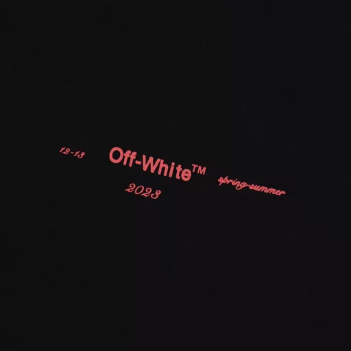OFF WHITE CO VIRGIL 19ss color dye arrow print short sleevesAll fabrics and threads are custom-woven and custom-dyed. All fabric colors are custom-dyed after color comparison with color cards, without any color difference. 240g weight, 100 cotton jersey, jersey: a thin knitted fabric (the fabric of ordinary full-length short sleeves), because of its strong hygroscopicity, it is used on warp knitting or weft knitting machines. Plain needles, loops, threads, jacquards and other organizations are woven into single-sided or double-sided fabrics. The casual technique is not artificial. This texture is very street, and it has a more visual sense of hierarchy than the conventional arrow logo. The specially stylized single product T-shirt naturally has a high degree of recognition, with significant labeling and enough personality. It is the first wave of spring clothing. The main push, classic OS version, heavy craftsmanship and high quality, 3 sets of front plates, 12 sets of back screen plates, 160 mesh fabric weighs 220 grams, modified for half a month, a total of 20 plates, printing with Japanese mimaki printing machine, no edge or burr, inkjet printing, hot pressing and cold tearing, through the fabric texture anti-scratch ironing operation, printing does not fog, adding a sense of hierarchy to the simple design, the washing label is also customized according to the original font to find a company, the auxiliary materials are still the correct auxiliary materials of the whole line, the rectangular woven collar label design, the previous three-dimensional silicone feel font is cancelled and replaced with a full woven collar label, the collar label part can see the fluorescent font, the five-link silicone hang tag, the three-link washing label and the zebra crossing packaging line are still