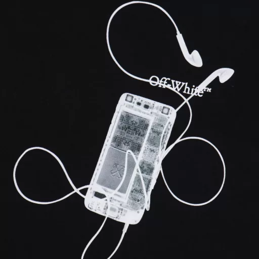 OFF WHITE CO VIRGIL 24ss digital earphones arrow print short sleevesAll fabrics and threads are custom-woven and dyed. All fabric colors are color-matched and dyed with color cards. There is no color difference. It uses 240g weight, 100 cotton jersey. Jersey: a thin knitted fabric (the fabric of ordinary full-length short sleeves). It is used on warp knitting or weft knitting machines because of its strong hygroscopicity. Plain needles, loops, threads, jacquards and other organizations are woven into single-sided or double-sided fabrics. The casual technique is not artificial. This texture is very street. It has a more visual sense of hierarchy than the conventional arrow logo. The specially stylized single product T-shirt naturally has a high degree of recognition, with significant labeling and enough personality. It is the first wave of spring clothing. Classic OS version, heavy craftsmanship and high quality, 3 sets of front plates, 12 sets of back screen plates, 160 mesh fabric weighs 220 grams, modified for half a month, a total of 20 plates, printing with Japanese mimaki printing machine, no edge or burr, inkjet printing, hot pressing and cold tearing, through the fabric texture anti-scratch ironing operation, printing does not fog, adding a sense of hierarchy to the simple design, the washing label is also customized according to the original font to find a company, the auxiliary materials are still the correct auxiliary materials of the whole line, the rectangular woven collar label design, the previous three-dimensional silicone feel font is cancelled and replaced with a full woven collar label, the collar label part can see the fluorescent font, the five-link silicone hang tag, the three-link washing label and the zebra crossing packaging line are still