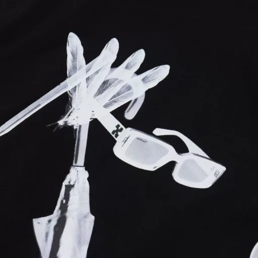 OFF WHITE CO VIRGIL 24ss digital earphones arrow print short sleevesAll fabrics and threads are custom-woven and dyed. All fabric colors are color-matched and dyed with color cards. There is no color difference. It uses 240g weight, 100 cotton jersey. Jersey: a thin knitted fabric (the fabric of ordinary full-length short sleeves). It is used on warp knitting or weft knitting machines because of its strong hygroscopicity. Plain needles, loops, threads, jacquards and other organizations are woven into single-sided or double-sided fabrics. The casual technique is not artificial. This texture is very street. It has a more visual sense of hierarchy than the conventional arrow logo. The specially stylized single product T-shirt naturally has a high degree of recognition, with significant labeling and enough personality. It is the first wave of spring clothing. Classic OS version, heavy craftsmanship and high quality, 3 sets of front plates, 12 sets of back screen plates, 160 mesh fabric weighs 220 grams, modified for half a month, a total of 20 plates, printing with Japanese mimaki printing machine, no edge or burr, inkjet printing, hot pressing and cold tearing, through the fabric texture anti-scratch ironing operation, printing does not fog, adding a sense of hierarchy to the simple design, the washing label is also customized according to the original font to find a company, the auxiliary materials are still the correct auxiliary materials of the whole line, the rectangular woven collar label design, the previous three-dimensional silicone feel font is cancelled and replaced with a full woven collar label, the collar label part can see the fluorescent font, the five-link silicone hang tag, the three-link washing label and the zebra crossing packaging line are still
