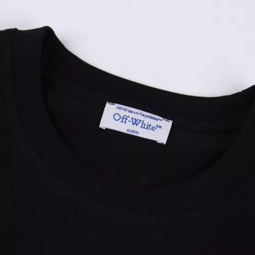 OFF WHITE CO VIRGIL 24ss digital earphones arrow print short sleevesAll fabrics and threads are custom-woven and dyed. All fabric colors are color-matched and dyed with color cards. There is no color difference. It uses 240g weight, 100 cotton jersey. Jersey: a thin knitted fabric (the fabric of ordinary full-length short sleeves). It is used on warp knitting or weft knitting machines because of its strong hygroscopicity. Plain needles, loops, threads, jacquards and other organizations are woven into single-sided or double-sided fabrics. The casual technique is not artificial. This texture is very street. It has a more visual sense of hierarchy than the conventional arrow logo. The specially stylized single product T-shirt naturally has a high degree of recognition, with significant labeling and enough personality. It is the first wave of spring clothing. Classic OS version, heavy craftsmanship and high quality, 3 sets of front plates, 12 sets of back screen plates, 160 mesh fabric weighs 220 grams, modified for half a month, a total of 20 plates, printing with Japanese mimaki printing machine, no edge or burr, inkjet printing, hot pressing and cold tearing, through the fabric texture anti-scratch ironing operation, printing does not fog, adding a sense of hierarchy to the simple design, the washing label is also customized according to the original font to find a company, the auxiliary materials are still the correct auxiliary materials of the whole line, the rectangular woven collar label design, the previous three-dimensional silicone feel font is cancelled and replaced with a full woven collar label, the collar label part can see the fluorescent font, the five-link silicone hang tag, the three-link washing label and the zebra crossing packaging line are still