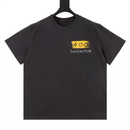 Louis Vuitton Ink-rendered Printed Decorated Short-sleeved T-shirtLuxury and leisure combine to create the most beautiful and coolest fashion short T-shirt. Open design inspiration, bold and outspoken without losing personality. Custom-supplied knitted cotton fabric, with a very high-grade sense, more comfortable and breathable. The new ink-rendered print is matched with an extremely outstanding sense of fashion, simple but not boring, versatile and atmospheric, interpreting the characteristics of the casual fashion theme. The front Mongram print adopts a new ink-rendered print design and is integrated with the body, creating a rich and diverse texture and highlighting the charm of diverse trendy details. The same style for men and women.