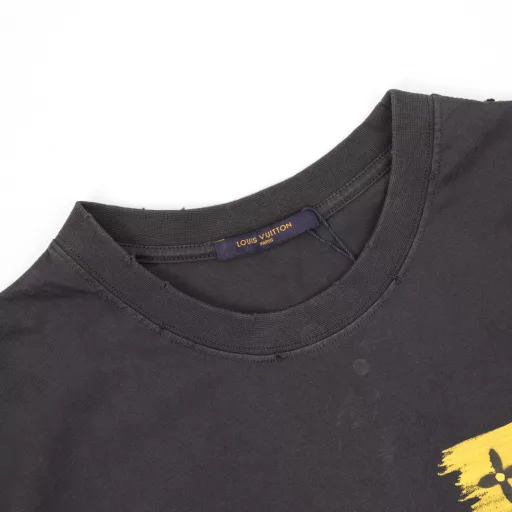 Louis Vuitton Ink-rendered Printed Decorated Short-sleeved T-shirtLuxury and leisure combine to create the most beautiful and coolest fashion short T-shirt. Open design inspiration, bold and outspoken without losing personality. Custom-supplied knitted cotton fabric, with a very high-grade sense, more comfortable and breathable. The new ink-rendered print is matched with an extremely outstanding sense of fashion, simple but not boring, versatile and atmospheric, interpreting the characteristics of the casual fashion theme. The front Mongram print adopts a new ink-rendered print design and is integrated with the body, creating a rich and diverse texture and highlighting the charm of diverse trendy details. The same style for men and women.