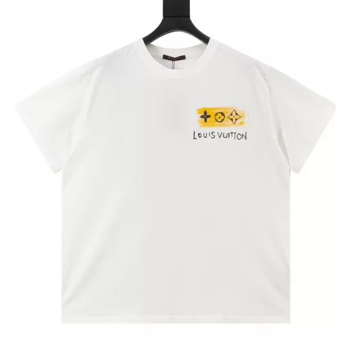 Louis Vuitton Ink-rendered Printed Decorated Short-sleeved T-shirtLuxury and leisure combine to create the most beautiful and coolest fashion short T-shirt. Open design inspiration, bold and outspoken without losing personality. Custom-supplied knitted cotton fabric, with a very high-grade sense, more comfortable and breathable. The new ink-rendered print is matched with an extremely outstanding sense of fashion, simple but not boring, versatile and atmospheric, interpreting the characteristics of the casual fashion theme. The front Mongram print adopts a new ink-rendered print design and is integrated with the body, creating a rich and diverse texture and highlighting the charm of diverse trendy details. The same style for men and women.