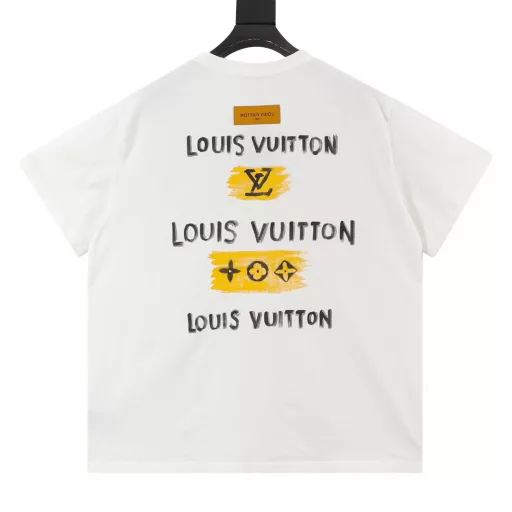 Louis Vuitton Ink-rendered Printed Decorated Short-sleeved T-shirtLuxury and leisure combine to create the most beautiful and coolest fashion short T-shirt. Open design inspiration, bold and outspoken without losing personality. Custom-supplied knitted cotton fabric, with a very high-grade sense, more comfortable and breathable. The new ink-rendered print is matched with an extremely outstanding sense of fashion, simple but not boring, versatile and atmospheric, interpreting the characteristics of the casual fashion theme. The front Mongram print adopts a new ink-rendered print design and is integrated with the body, creating a rich and diverse texture and highlighting the charm of diverse trendy details. The same style for men and women.