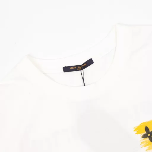 Louis Vuitton Ink-rendered Printed Decorated Short-sleeved T-shirtLuxury and leisure combine to create the most beautiful and coolest fashion short T-shirt. Open design inspiration, bold and outspoken without losing personality. Custom-supplied knitted cotton fabric, with a very high-grade sense, more comfortable and breathable. The new ink-rendered print is matched with an extremely outstanding sense of fashion, simple but not boring, versatile and atmospheric, interpreting the characteristics of the casual fashion theme. The front Mongram print adopts a new ink-rendered print design and is integrated with the body, creating a rich and diverse texture and highlighting the charm of diverse trendy details. The same style for men and women.