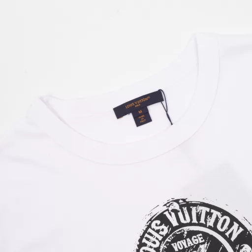 LOUIS VUITTON LV stamped short-sleeved T-shirtAuthentic product purchased and developed, using 60-count liquid ammonia double-strand fabric 170g, collar 1*1 Peter rib 240g, glue printing process, cloth washing, customized accessories, fitted version