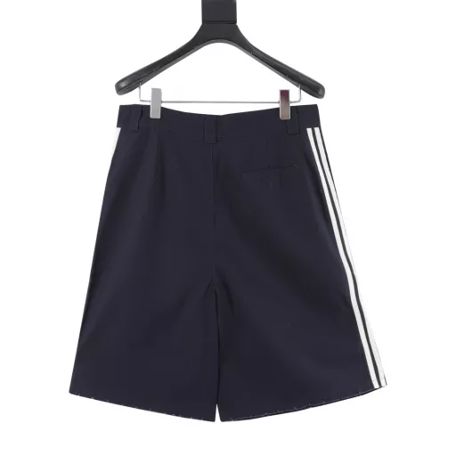 Balenciaga BLCG × AD 25SS co-branded embroidered three-bar navy blue work shortsLight luxury, a must-have item for men and women's daily commuting wear, correct version, free comparisonDetailed features· Customized outdoor woven plaid fabric· Workwear pattern design, 3D three-dimensional tailoring· Custom-woven and dyed cotton matte tatami embroidery thread· Imported Tajima embroidery machine for heavy embroidery· Brushed and old-washed process· Double needle thread cross-seam process· Customized mold with original brand logo button· Original main label washed tag packaging