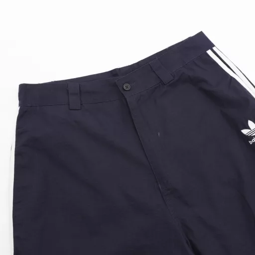 Balenciaga BLCG × AD 25SS co-branded embroidered three-bar navy blue work shortsLight luxury, a must-have item for men and women's daily commuting wear, correct version, free comparisonDetailed features· Customized outdoor woven plaid fabric· Workwear pattern design, 3D three-dimensional tailoring· Custom-woven and dyed cotton matte tatami embroidery thread· Imported Tajima embroidery machine for heavy embroidery· Brushed and old-washed process· Double needle thread cross-seam process· Customized mold with original brand logo button· Original main label washed tag packaging