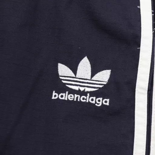Balenciaga BLCG × AD 25SS co-branded embroidered three-bar navy blue work shortsLight luxury, a must-have item for men and women's daily commuting wear, correct version, free comparisonDetailed features· Customized outdoor woven plaid fabric· Workwear pattern design, 3D three-dimensional tailoring· Custom-woven and dyed cotton matte tatami embroidery thread· Imported Tajima embroidery machine for heavy embroidery· Brushed and old-washed process· Double needle thread cross-seam process· Customized mold with original brand logo button· Original main label washed tag packaging