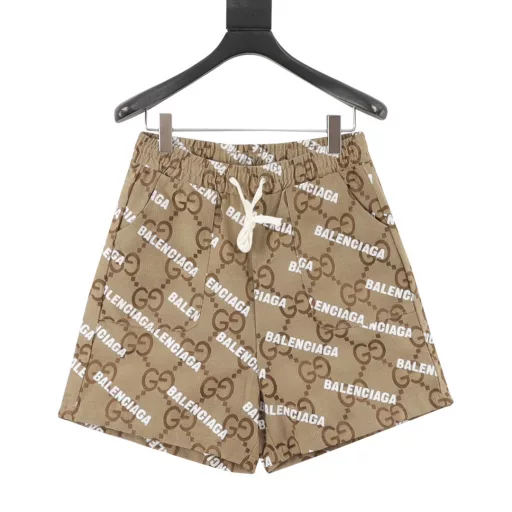 Balenciaga BLCG×GUCCI 25SS joint jacquard bullet screen print shortsLight luxury, a must-have item for men and women's daily commuting wearDetailed features· Raw material high-density cotton canvas, dyed in camel and ebony colors, and then fully jacquard-made· Laser positioning cutting process· Imported environmentally friendly glue screen printing process· Original main label, washed hangtag, button, brand moisture-proof paper packaging