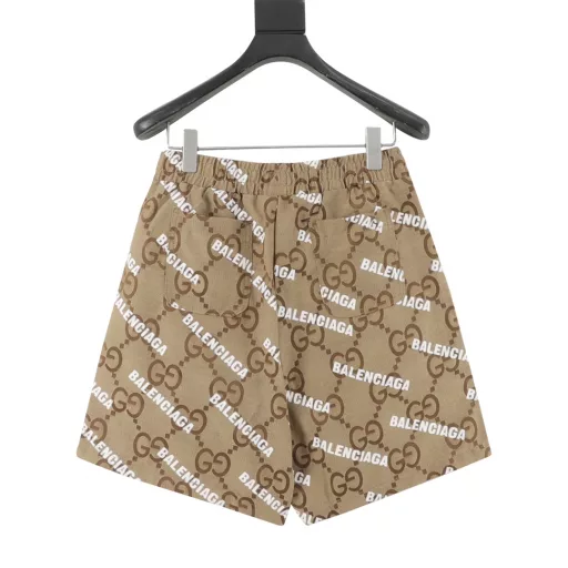 Balenciaga BLCG×GUCCI 25SS joint jacquard bullet screen print shortsLight luxury, a must-have item for men and women's daily commuting wearDetailed features· Raw material high-density cotton canvas, dyed in camel and ebony colors, and then fully jacquard-made· Laser positioning cutting process· Imported environmentally friendly glue screen printing process· Original main label, washed hangtag, button, brand moisture-proof paper packaging