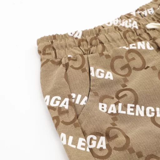 Balenciaga BLCG×GUCCI 25SS joint jacquard bullet screen print shortsLight luxury, a must-have item for men and women's daily commuting wearDetailed features· Raw material high-density cotton canvas, dyed in camel and ebony colors, and then fully jacquard-made· Laser positioning cutting process· Imported environmentally friendly glue screen printing process· Original main label, washed hangtag, button, brand moisture-proof paper packaging