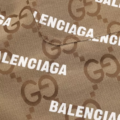 Balenciaga BLCG×GUCCI 25SS joint jacquard bullet screen print shortsLight luxury, a must-have item for men and women's daily commuting wearDetailed features· Raw material high-density cotton canvas, dyed in camel and ebony colors, and then fully jacquard-made· Laser positioning cutting process· Imported environmentally friendly glue screen printing process· Original main label, washed hangtag, button, brand moisture-proof paper packaging