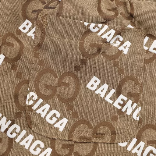Balenciaga BLCG×GUCCI 25SS joint jacquard bullet screen print shortsLight luxury, a must-have item for men and women's daily commuting wearDetailed features· Raw material high-density cotton canvas, dyed in camel and ebony colors, and then fully jacquard-made· Laser positioning cutting process· Imported environmentally friendly glue screen printing process· Original main label, washed hangtag, button, brand moisture-proof paper packaging