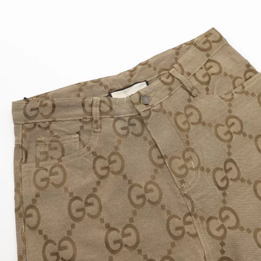 Gucci GC 25SS straight jacquard leather label shortsLight luxury, a must-have item for men and women's daily commuting wearDetailed features· Raw material high-density full jacquard craft fabric· Laser positioning cutting process· Customized original brass logo buckle· Customized original leather label· Original main label washing tag brand moisture-proof paper packaging