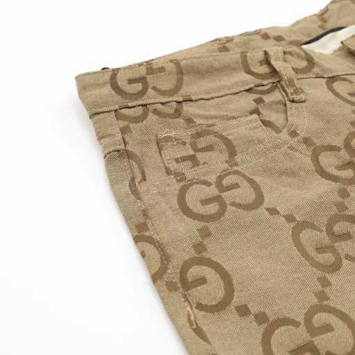 Gucci GC 25SS straight jacquard leather label shortsLight luxury, a must-have item for men and women's daily commuting wearDetailed features· Raw material high-density full jacquard craft fabric· Laser positioning cutting process· Customized original brass logo buckle· Customized original leather label· Original main label washing tag brand moisture-proof paper packaging