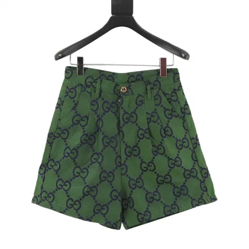 Gucci GC 25SS pleated leather label jacquard shortsLight luxury, a must-have item for men and women's daily commutingDetailed features· Raw material high-density full jacquard craft fabric· Laser positioning cutting process· Customized original logo hardware zipper· Customized double G buckle· Customized original leather label· Original main label washing tag brand moisture-proof paper packaging