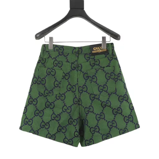 Gucci GC 25SS pleated leather label jacquard shortsLight luxury, a must-have item for men and women's daily commutingDetailed features· Raw material high-density full jacquard craft fabric· Laser positioning cutting process· Customized original logo hardware zipper· Customized double G buckle· Customized original leather label· Original main label washing tag brand moisture-proof paper packaging
