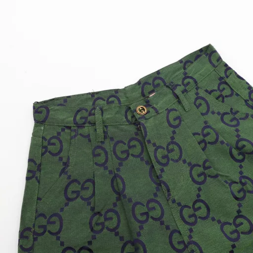 Gucci GC 25SS pleated leather label jacquard shortsLight luxury, a must-have item for men and women's daily commutingDetailed features· Raw material high-density full jacquard craft fabric· Laser positioning cutting process· Customized original logo hardware zipper· Customized double G buckle· Customized original leather label· Original main label washing tag brand moisture-proof paper packaging