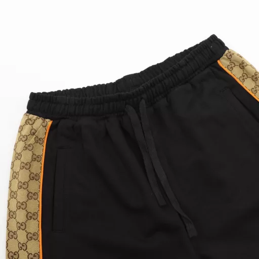 Gucci GC 25SS jacquard patchwork knitted shortsLight luxury, a must-have item for men and women's daily commuting wear, correct versions are free to compareDetailed features· The main body is made of 360g pure cotton double yarn fish scale terry fabric· The splicing part uses raw material high-density cotton canvas, which is dyed in camel and ebony colors and then made with full jacquard technology· Splicing welt technology· Laser positioning cutting technology· Original main label washing tag packaging