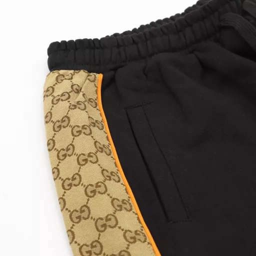 Gucci GC 25SS jacquard patchwork knitted shortsLight luxury, a must-have item for men and women's daily commuting wear, correct versions are free to compareDetailed features· The main body is made of 360g pure cotton double yarn fish scale terry fabric· The splicing part uses raw material high-density cotton canvas, which is dyed in camel and ebony colors and then made with full jacquard technology· Splicing welt technology· Laser positioning cutting technology· Original main label washing tag packaging