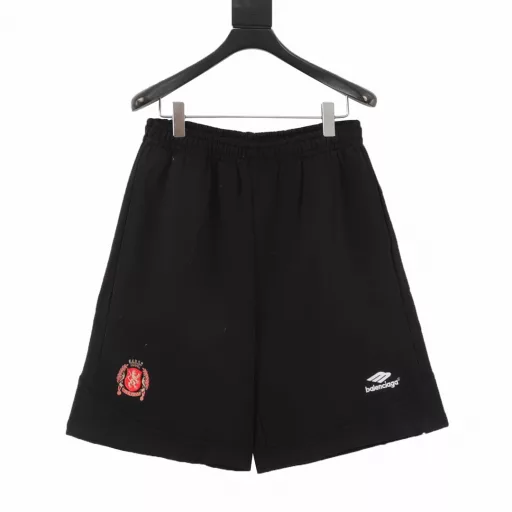 Balenciaga BLCG 25SS Manchester United embroidered white stripe patchwork shortsLight luxury, a must-have item for men and women's daily commuting wear, correct version for free comparisonDetailed features· 360g pure cotton double yarn fish scale terry fabric· Imported Tajima high-speed embroidery machine with 10,000 needle embroidery process· White stripe pressing process on the back· Double needle thread cross-seam process· Original main label, washable tag, moisture-proof paper packaging