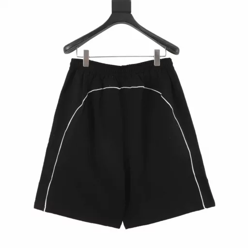 Balenciaga BLCG 25SS Manchester United embroidered white stripe patchwork shortsLight luxury, a must-have item for men and women's daily commuting wear, correct version for free comparisonDetailed features· 360g pure cotton double yarn fish scale terry fabric· Imported Tajima high-speed embroidery machine with 10,000 needle embroidery process· White stripe pressing process on the back· Double needle thread cross-seam process· Original main label, washable tag, moisture-proof paper packaging