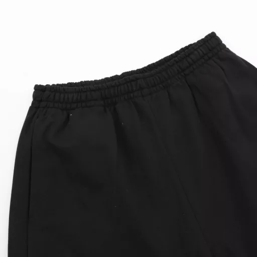 Balenciaga BLCG 25SS Manchester United embroidered white stripe patchwork shortsLight luxury, a must-have item for men and women's daily commuting wear, correct version for free comparisonDetailed features· 360g pure cotton double yarn fish scale terry fabric· Imported Tajima high-speed embroidery machine with 10,000 needle embroidery process· White stripe pressing process on the back· Double needle thread cross-seam process· Original main label, washable tag, moisture-proof paper packaging