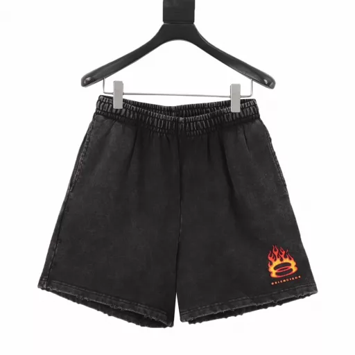Balenciaga BLCG 25SS double ring flame fried snowflake washed hole shortsLight luxury, men and women's daily commuting must-have items, correct versions are free to compareDetailed features· 360g pure cotton double yarn fish scale terry fabric· Oxygen bleaching and water drying pretreatment· Garment is dyed and then fried snowflake craft is used to make it old· Imported cracked slurry manual screen printing process, the texture is naturally cracked after air drying· Garment is hand-positioned and worn and washed to make it old· Double needle sewing cross-seam process· Original main label washing tag moisture-proof paper packaging